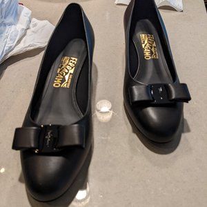 Authentic Salvatore Ferragamo - Vera Bow Pumps (black)